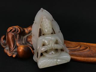 和田玉观音挂件,雕工精湛,刀工老道,玉质上佳,面态丰盈,五官精致和谐